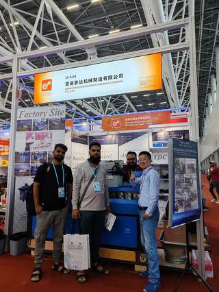 Preda Machine team with international clients at Canton Fair