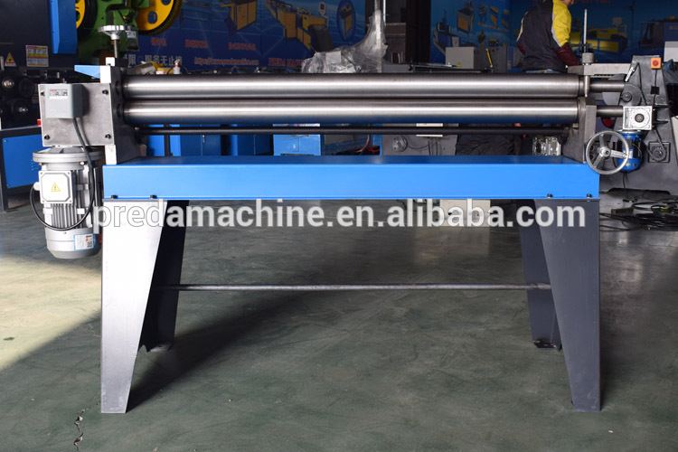 Roll gap and adjustment controls on a three roll plate bending machine